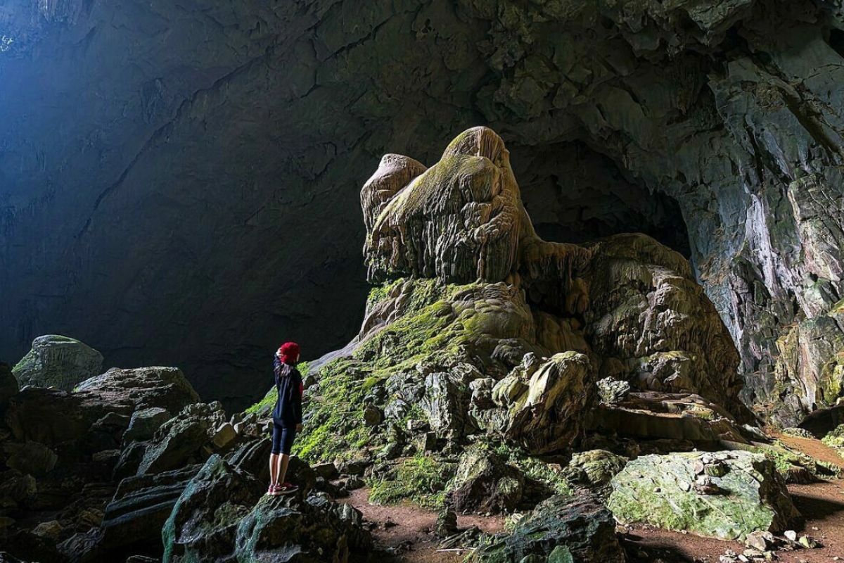 Tourists at Bat cave in Pu Luong 
